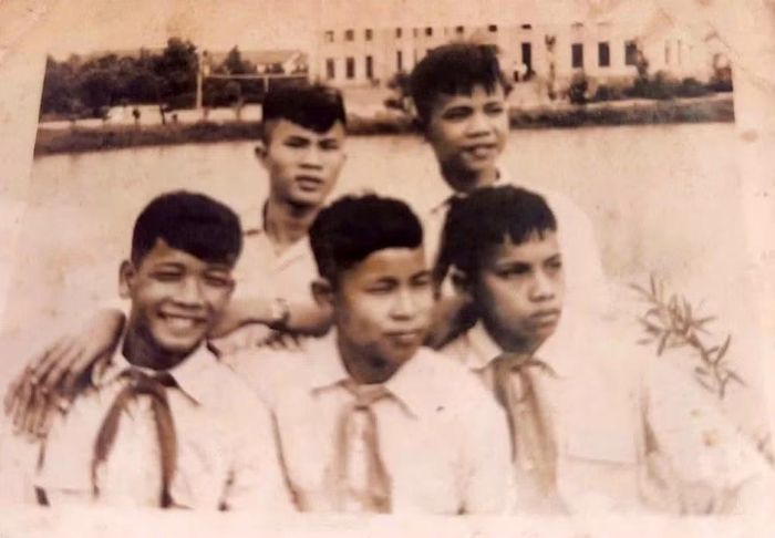 Ông Đặng Bá Triều (ở giữa hàng dưới) ngày là thiếu sinh quân miền nam ra bắc tập kết. (Ảnh: Gia đình cán bộ đi B - Liệt sĩ Đặng Bá Triều cung cấp).