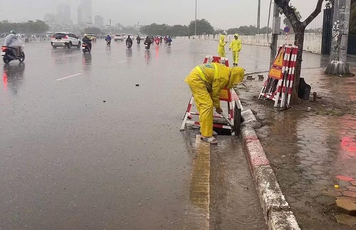 Xí nghiệp thoát nước số 2 ứng trực tại phố Lê Quang Đạo (khu vực Sân vận động Mỹ Đình).