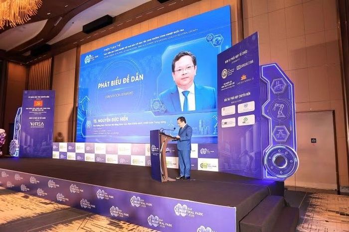 Tiến sĩ Nguyễn Đức Hiển, Phó Trưởng Ban Chính sách, Chiến lược Trung ương phát biểu tại Diễn đàn.