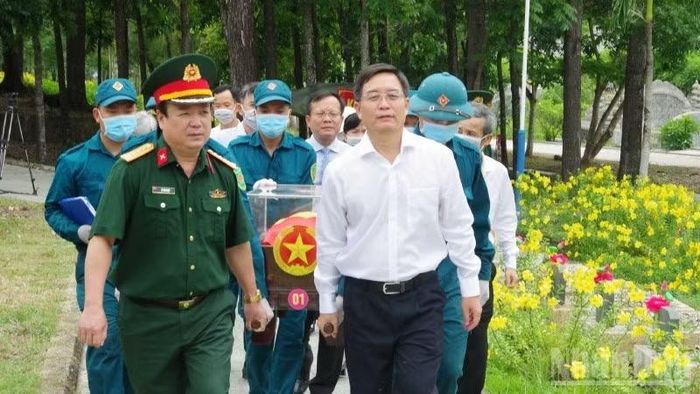 Bí thư thành ủy Huế thăm, động viên các lực lượng tham gia chiến dịch 500 ngày đêm ở Nghĩa trang liệt sĩ thành phố Huế.