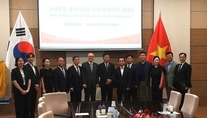 Các đại biểu tham dự Lễ ký kết chụp ảnh kỷ niệm. (Ảnh: Đại sứ quán Việt Nam tại Hàn Quốc cung cấp)