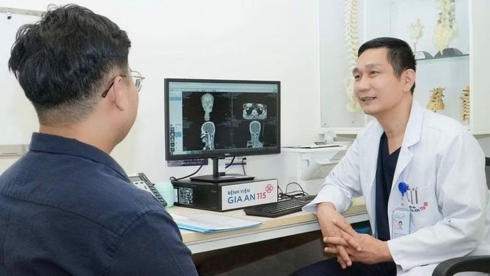 Sau hồi phục người bệnh trao đổi cùng bác sĩ điều trị.