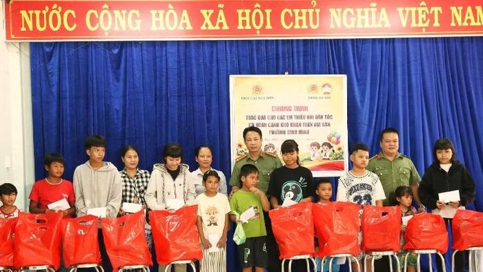 Thượng tá Huỳnh Thanh Hậu trao tặng những suất học bổng và quà cho các em thiếu nhi có hoàn cảnh khó khăn trên địa bàn phường Bình Minh.