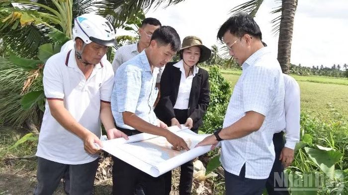 Kiểm tra hệ thống thủy lợi trên địa bàn xã Long Hưng (tỉnh Đồng Tháp).