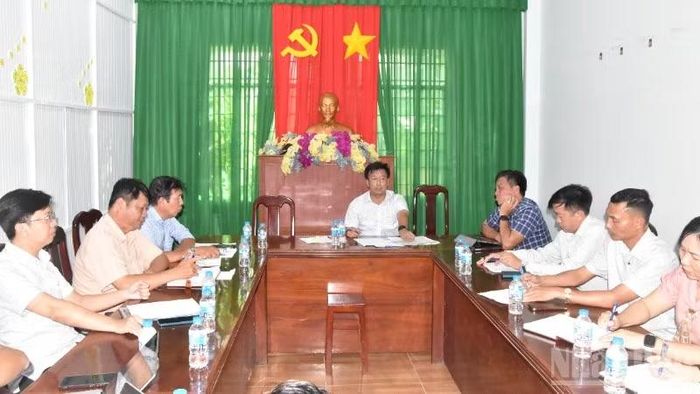 Lãnh đạo tỉnh Đồng Tháp làm việc với các địa phương có vùng rau bị ảnh hưởng.