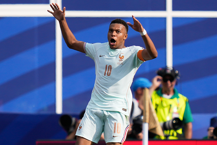 Mbappe mừng bàn thắng mở tỷ số cho Pháp. Ảnh: AP