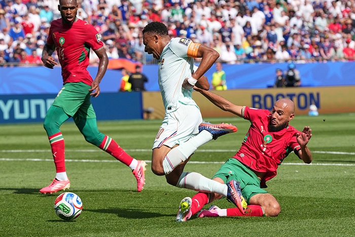  Tình huống Mbappe bị phạm lỗi trong vòng cấm dẫn đến tình huống penalty. Ảnh: AP