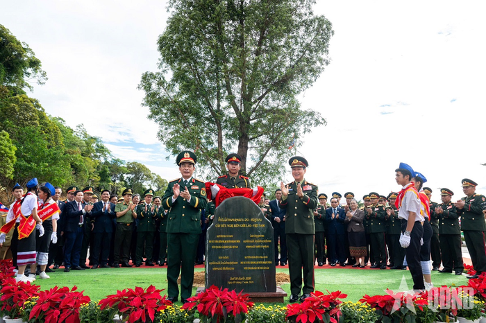 Đại tướng Phan Văn Giang và Đại tướng Khamliang Outhakaysone trồng cây hữu nghị tại khu vực khuôn viên cột mốc 460 phía Lào. Ảnh: VIỆT TRUNG 