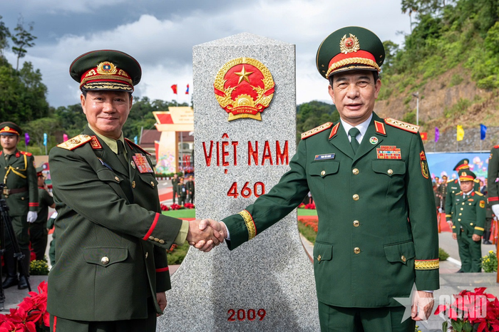 Đại tướng Phan Văn Giang và Đại tướng Khamliang Outhakaysone tại cột mốc 460 ở biên giới Việt Nam-Lào. Ảnh: VIỆT TRUNG 