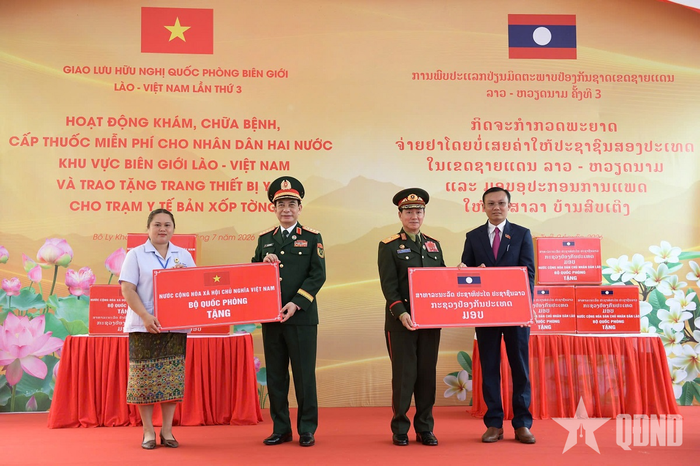 Đại tướng Phan Văn Giang và Đại tướng Khamliang Outhakaysone trao thiết bị y tế tặng Trạm Y tế bản Sopteng, huyện Xaychamphone, Lào. Ảnh: VIỆT TRUNG 