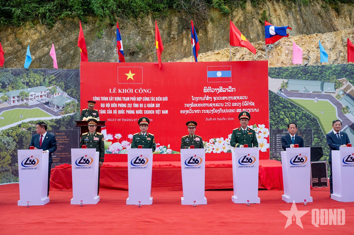 Đại tướng Phan Văn Giang và Đại tướng Khamliang Outhakaysone cùng đại biểu hai nước bấm nút khởi công Trạm phối hợp công tác, Đại đội Biên phòng 252 của Lào. Ảnh: VIỆT TRUNG 