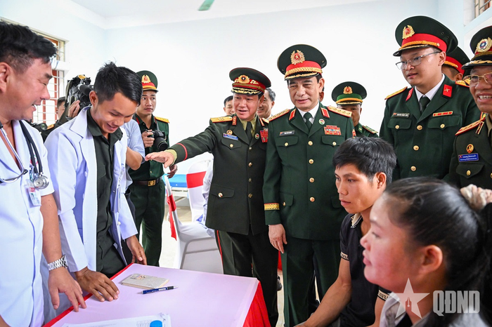 Đại tướng Phan Văn Giang và Đại tướng Khamliang Outhakaysone tham quan hoạt động khám, cấp thuốc miễn phí cho người dân Lào tại Trạm Y tế bản Sopteng. Ảnh: VIỆT TRUNG 