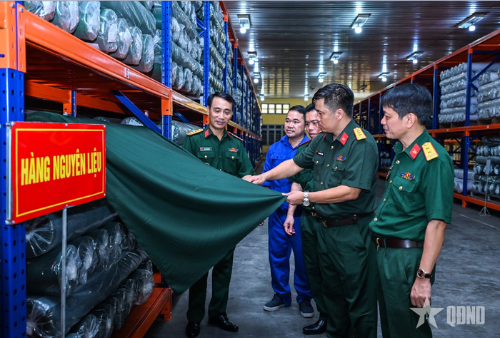 Chỉ huy Kho 205 (Cục Quân nhu, Tổng cục Hậu cần-Kỹ thuật) kiểm tra chất lượng hàng quân nhu.