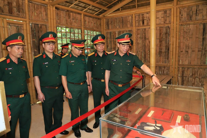 Đoàn công tác Tổng cục Hậu cần-Kỹ thuật hành quân về nguồn, tham quan lán nghỉ của Đội Việt Nam Tuyên truyền Giải phóng quân tại Khu di tích Quốc gia đặc biệt rừng Trần Hưng Đạo (xã Tam Kim, tỉnh Cao Bằng). Ảnh: THĂNG BẢY