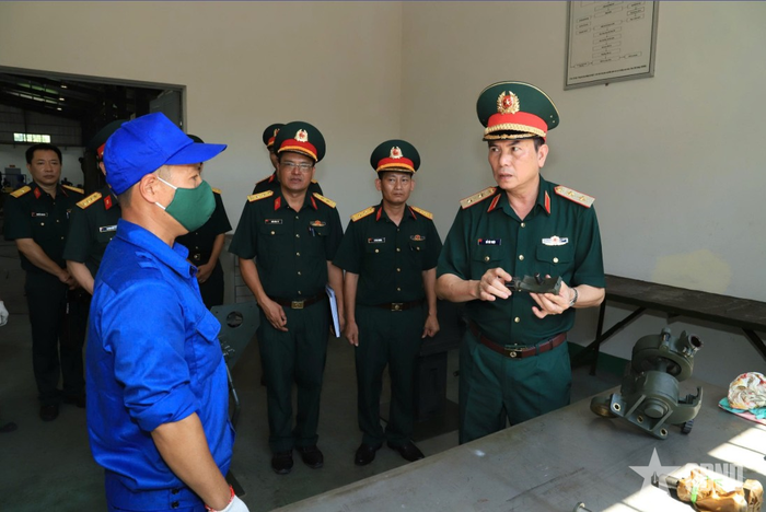 Lãnh đạo Tổng cục Hậu cần-Kỹ thuật kiểm tra công tác bảo dưỡng, sửa chữa vũ khí tại Kho K812, Cục Quân khí.