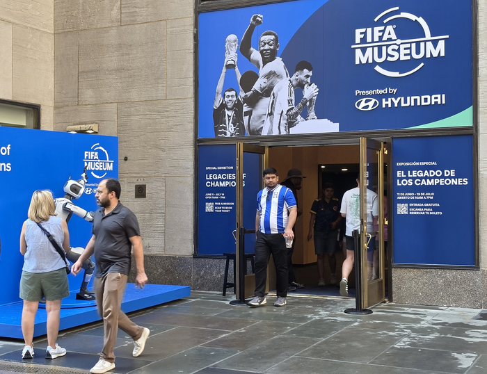 Bảo tàng FIFA tại New York luôn tấp nập người hâm mộ. 