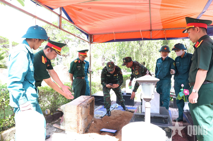 Quy trình lấy mẫu sinh phẩm, số hóa thông tin hài cốt liệt sĩ ở Lâm Đồng được các lực lượng thực hiện khẩn trương, chặt chẽ. 