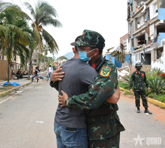 Anh Oscar Fernandez cảm ơn bộ đội Việt Nam đã giúp tìm kiếm và đưa thi thể người mẹ ra khỏi công trình đổ sập, ngày 4-7 (giờ địa phương).