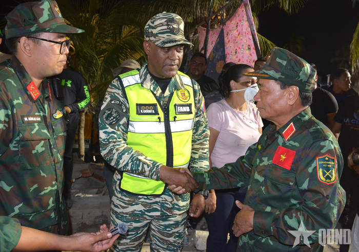 Tư lệnh lực lượng dân quân Venezuela Nayade Lockiby Belmonte có mặt tại hiện trường theo dõi cuộc tìm kiếm đêm 3-7 (giờ địa phương).