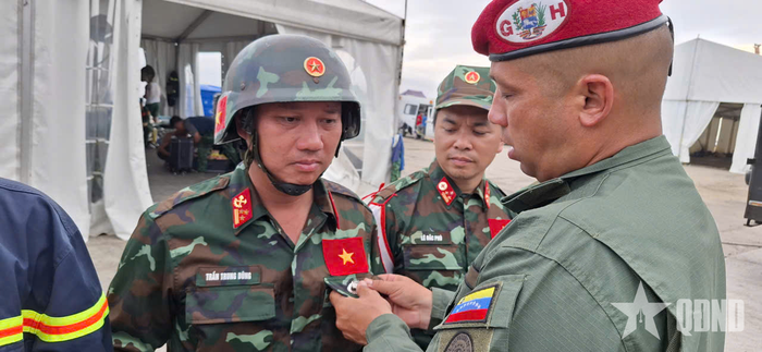 Đại diện Chính phủ Venezuela trao Huy chương "Anh hùng Venezuela" hạng Nhì tặng các cá nhân của đoàn Việt Nam.