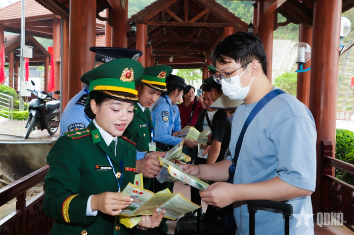 Bộ đội Biên phòng tỉnh Lạng Sơn và cán bộ Tổng trạm Kiểm tra biên phòng xuất, nhập cảnh Quảng Tây (Trung Quốc) phối hợp phát tờ rơi tuyên truyền pháp luật cho nhân dân hai nước và du khách.