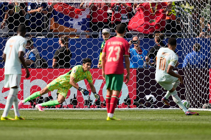 Cú sút phạt đền của Mbappe. Ảnh: AP 