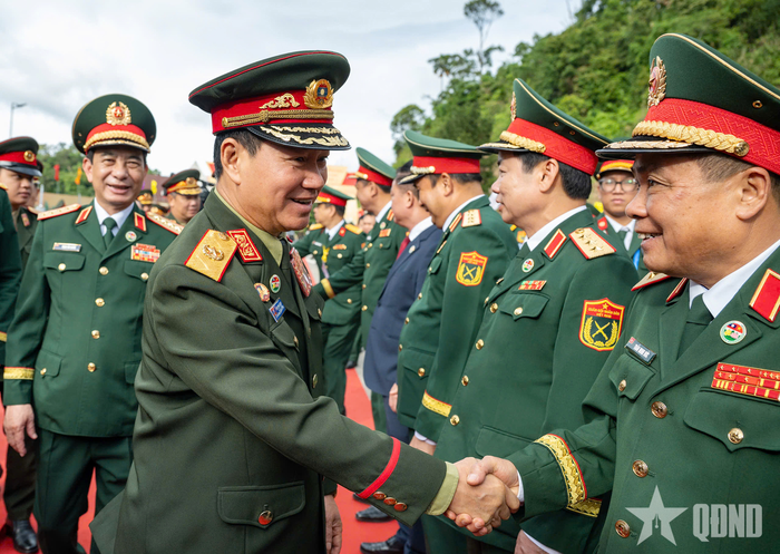 Các thành viên đoàn Việt Nam chào mừng Đại tướng Khamliang Outhakaysone sang tham gia các hoạt động giao lưu hữu nghị tại tỉnh Nghệ An.