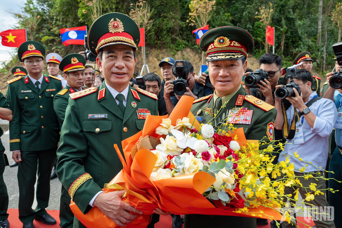 Đại tướng Phan Văn Giang đón Đại tướng Khamliang Outhakaysone tại Cửa khẩu Thanh Thủy.
