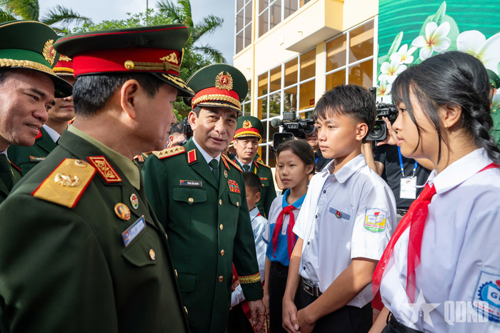 Đại tướng Phan Văn Giang và Đại tướng Khamliang Outhakaysone thăm hỏi, động viên các em học sinh tham gia lễ đón.