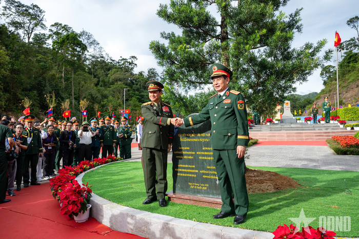 Hai đồng chí Phó thủ tướng, Bộ trưởng Bộ Quốc phòng Việt Nam - Lào trồng cây hữu nghị tại khuôn viên Cột mốc 460.