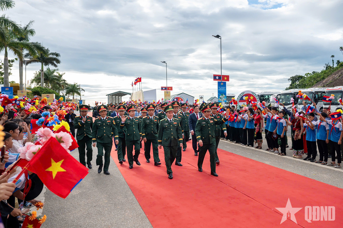 Đại tướng Phan Văn Giang và đoàn đại biểu Việt Nam tới Cửa khẩu Thanh Thủy đón đoàn đại biểu Lào.