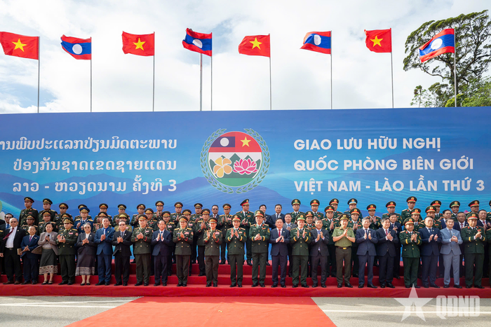 Hai đoàn chụp ảnh chung tại Cửa khẩu Thanh Thủy.