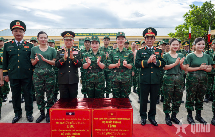 Đại tướng Phan Văn Giang và Đại tướng Khamliang Outhakaysone trao quà tặng lực lượng trình diễn võ thuật.