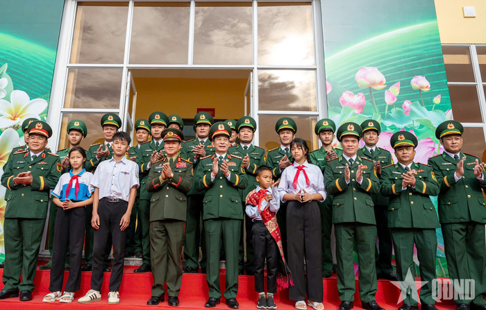 Đại tướng Phan Văn Giang và Đại tướng Khamliang Outhakaysone, các đại biểu, các em học sinh cùng cán bộ, chiến sĩ Đồn Biên phòng Cửa khẩu Thanh Thủy.