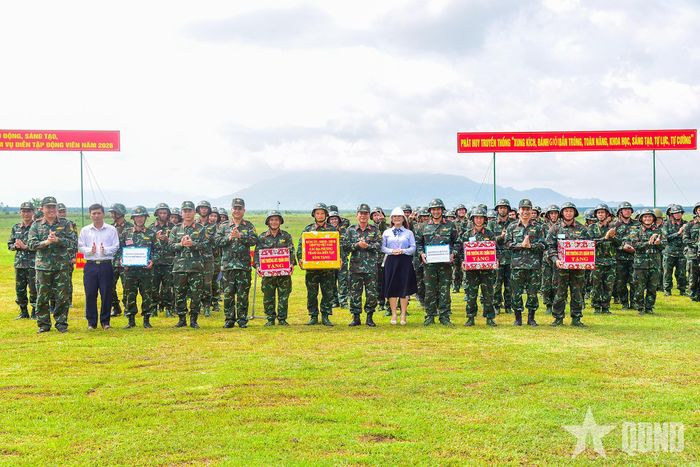  Đại tá Phùng Thế Hùng, Phó tham mưu trưởng Quân khu 7 (thứ sáu, từ phải sang) tặng quà động viên lực lượng tham gia diễn tập. 