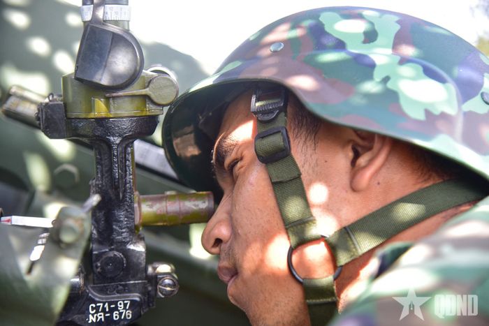 Cán bộ, chiến sĩ tập trung điều chỉnh kỹ thuật, xác định chính xác mục tiêu. 