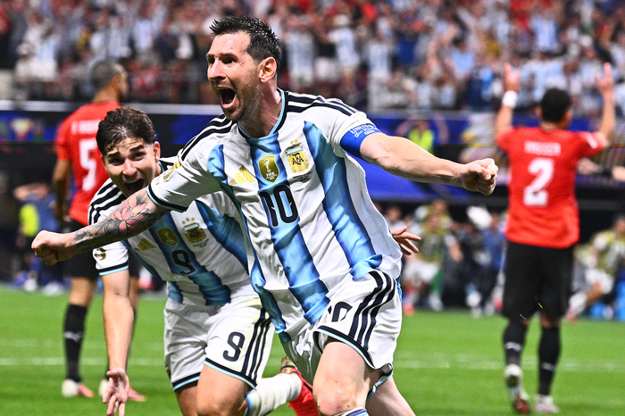 Messi trải qua trận đấu bùng nổ cảm xúc trước Ai Cập. Ảnh: AP