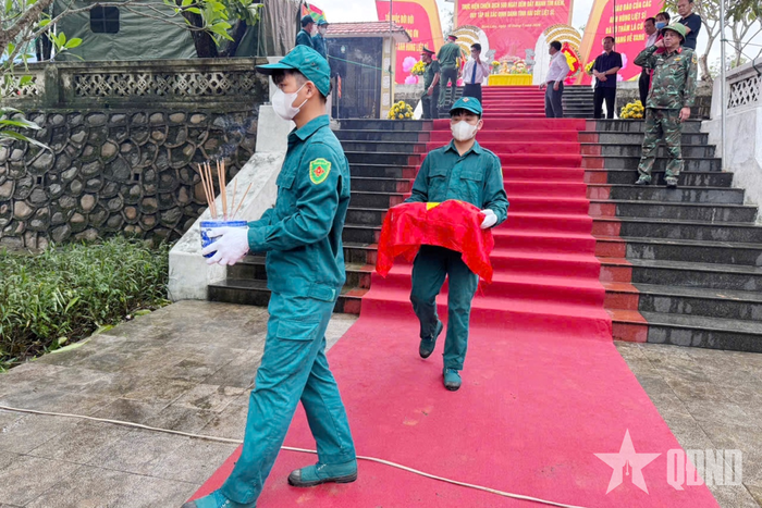 Tổ công tác tiến hành lấy mẫu hài cốt các liệt sĩ chưa xác định danh tính phục vụ giám định ADN tại Nghĩa trang Liệt sĩ Bình Liêu. 