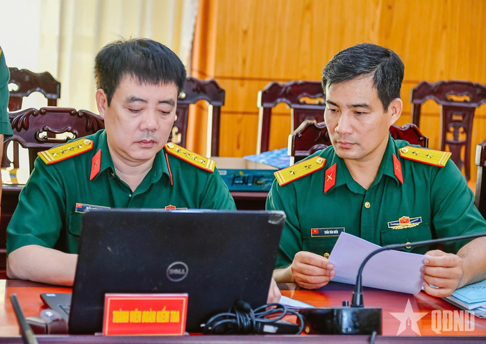 Thành viên đoàn kiểm tra làm việc tại Bộ CHQS tỉnh An Giang.
