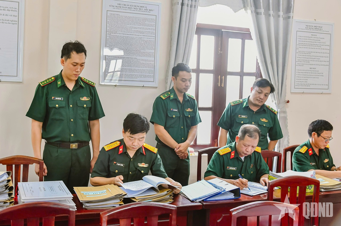 Kiểm tra sổ sách tại Ban Chỉ huy Bộ đội Biên phòng tỉnh An Giang.
