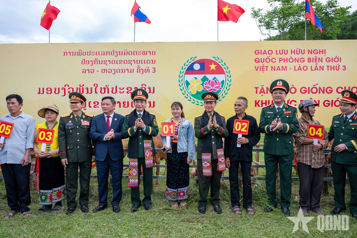 Các đại biểu trao bò giống tặng bà con nhân dân có hoàn cảnh khó khăn của hai xã biên giới Kim Bảng và Sơn Lâm (Nghệ An).