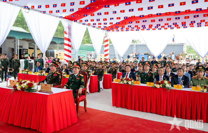 Các đại biểu dự Lễ sơ kết kết nghĩa cụm dân cư hai bên biên giới giữa thôn Thủy Phong và bản Sopteng.