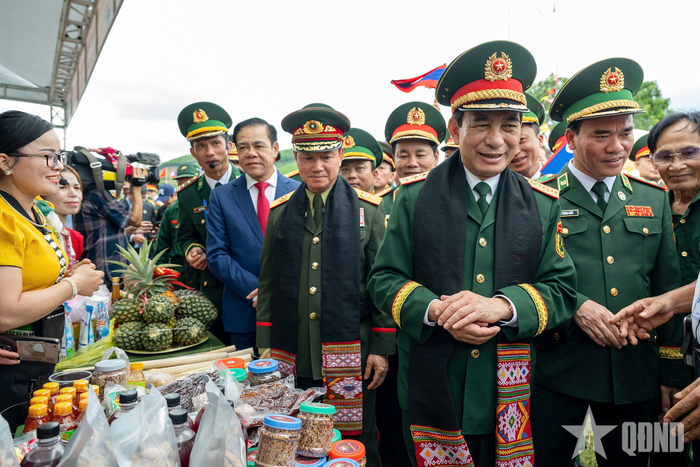 Đại tướng Phan Văn Giang và Đại tướng Khamliang Outhakaysone tham quan các gian hàng trưng bày sản phẩm đặc trưng của địa phương hai bên biên giới Việt Nam - Lào. 