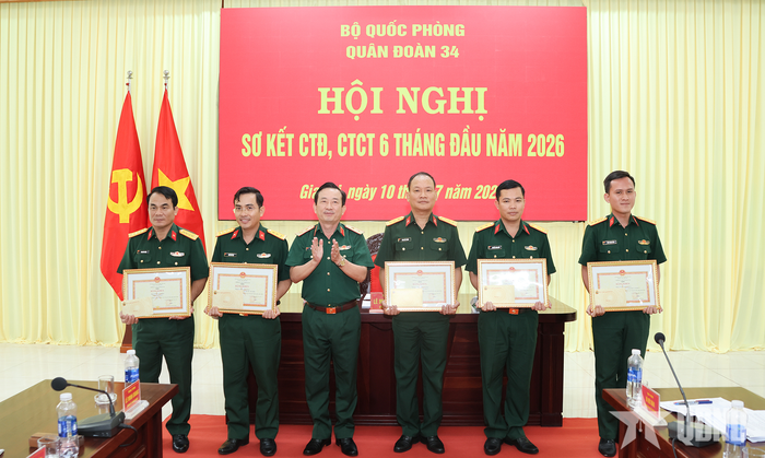  Trung tướng Lê Minh Quang trao bằng khen tặng các cá nhân đạt thành tích xuất sắc trong chỉ đạo và tham gia Hội thi Báo cáo viên giỏi toàn quân năm 2026. 