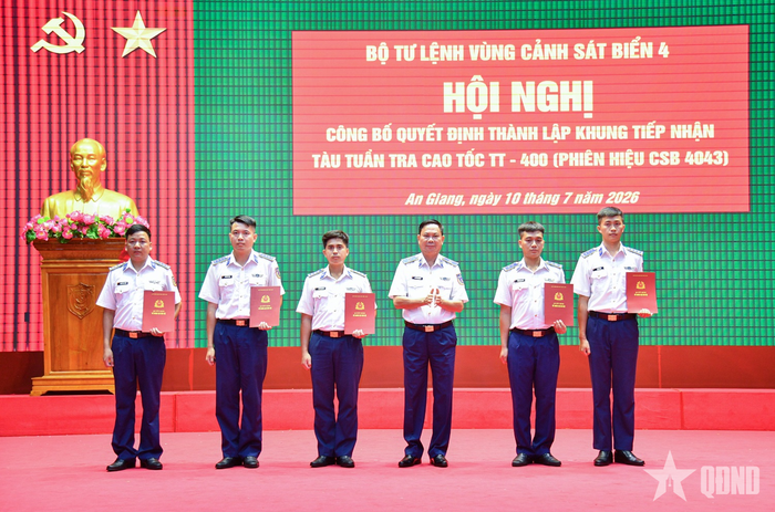  Thiếu tướng Nguyễn Văn Dũng, Bí thư Đảng ủy, Chính ủy Bộ tư lệnh Vùng Cảnh sát biển 4 trao quyết định công tác cán bộ cho Khung Tàu CSB 4043.