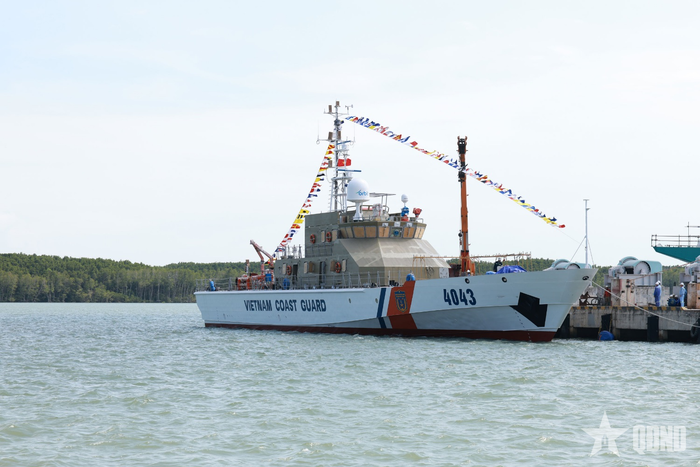 Tàu CSB 4043 tại Tổng Công ty Ba Son, ngày 6-5.