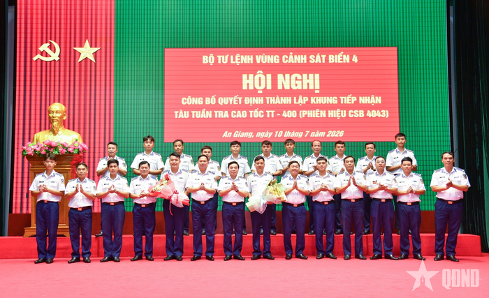  Thủ trưởng Bộ tư lệnh Vùng Cảnh sát biển 4, chỉ huy các cơ quan, đơn vị chụp ảnh chung cùng cán bộ, chiến sĩ Khung Tàu CSB 4043. 