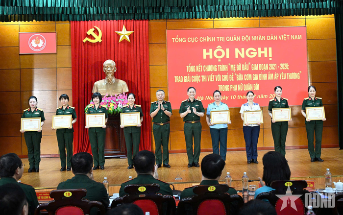  Thượng tướng Lê Quang Minh, Thượng tướng Phạm Trường Sơn trao thưởng tặng các tập thể, cá nhân có thành tích xuất sắc trong Chương trình “Mẹ đỡ đầu” giai đoạn 2021 - 2026. Ảnh: TRỌNG HẢI 