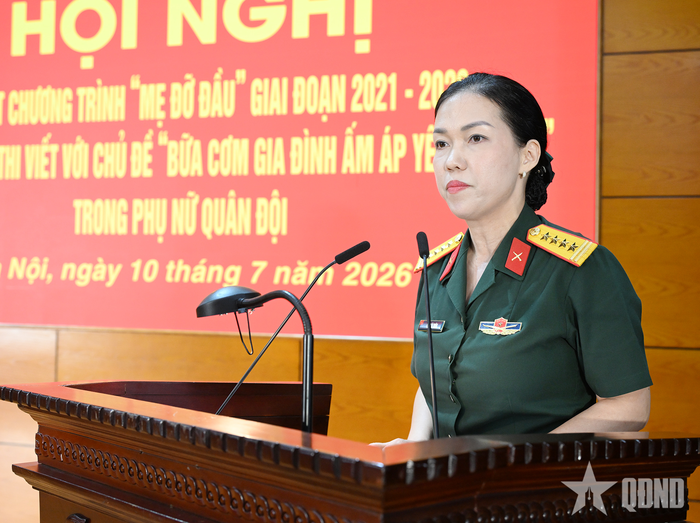  Đại tá Phan Ái Xuân, Phó trưởng ban Phụ nữ Quân đội phát biểu tại hội nghị. 