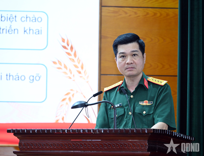Đại tá Phạm Thìn, Phó chủ nhiệm Chính trị Trường Sĩ quan Chính trị phát biểu tại hội nghị. Ảnh: TRỌNG HẢI